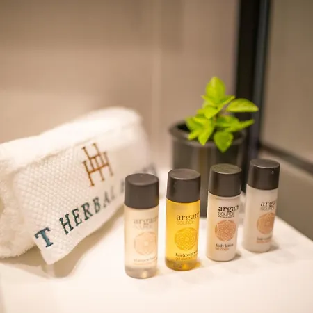 At Herbal Boutique & 普罗塔拉斯